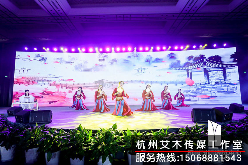 杭州國際博覽中心2020新春紅藍(lán)競(jìng)演茶話會(huì)演員在臺(tái)上表演現(xiàn)場(chǎng)拍攝情況
