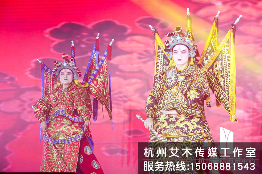 杭州國際博覽中心2020新春紅藍(lán)競(jìng)演茶話會(huì)戲劇演員在臺(tái)上表演現(xiàn)場(chǎng)拍攝情況