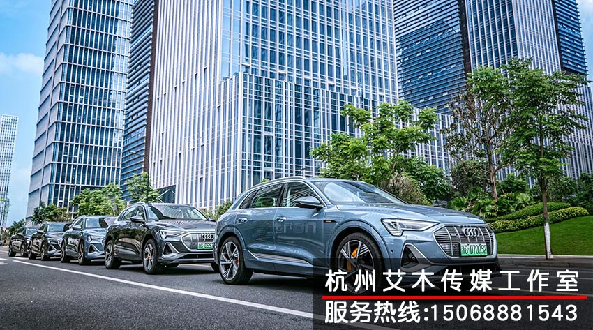 1630817035754001.jpg 在城市道路上行駛的一排奧迪車拍攝